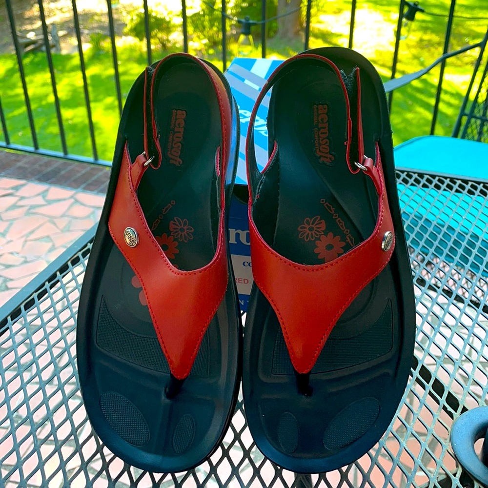 New in box Aerosoft sandals